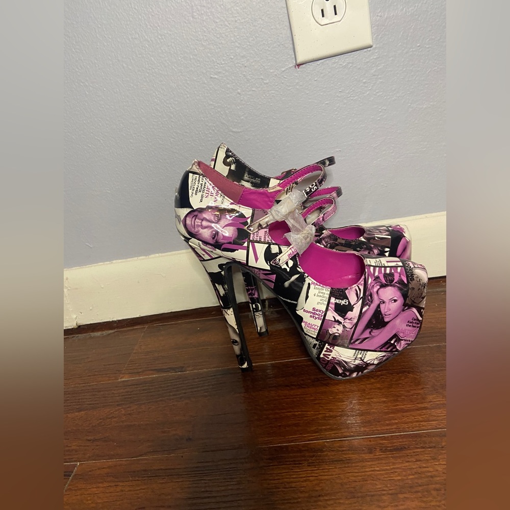 Magazine Print Heels - Picture 2 of 7